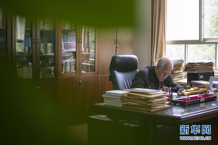 （今日關(guān)注&middot;科技獎(jiǎng)勵(lì)大會(huì)&middot;圖文互動(dòng)）（5）此生屬于祖國，此生無怨無悔&mdash;&mdash;隱身30年的中國核潛艇先驅(qū)黃旭華