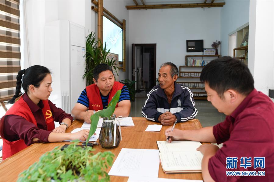 （新華全媒頭條&middot;圖文互動）（6）為基層松綁減負　促干部擔當作為&mdash;&mdash;以習近平同志為核心的黨中央推進&ldquo;基層減負年&rdquo;工作綜述