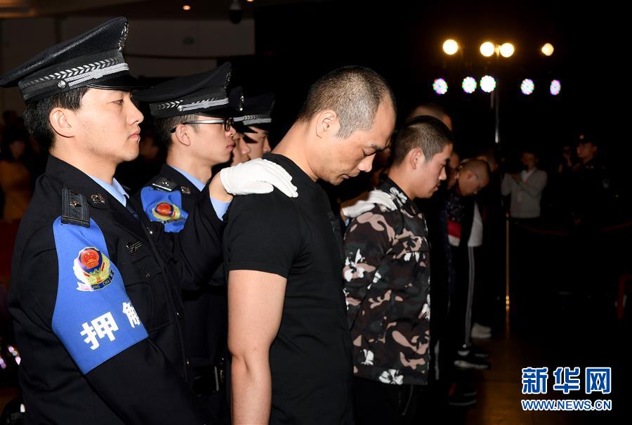 (新華全媒頭條·圖文互動(dòng))(3)擊楫中流正當(dāng)時(shí)——全國(guó)掃黑除惡專(zhuān)項(xiàng)斗爭(zhēng)推進(jìn)紀(jì)實(shí)