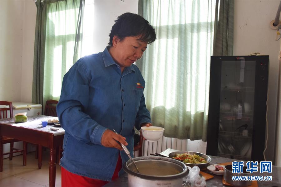 （新華全媒頭條&middot;圖文互動(dòng)）（10）塔克拉瑪干的&ldquo;播綠使者&rdquo;&mdash;&mdash;中科院新疆生態(tài)與地理研究所高級(jí)工程師常青的故事