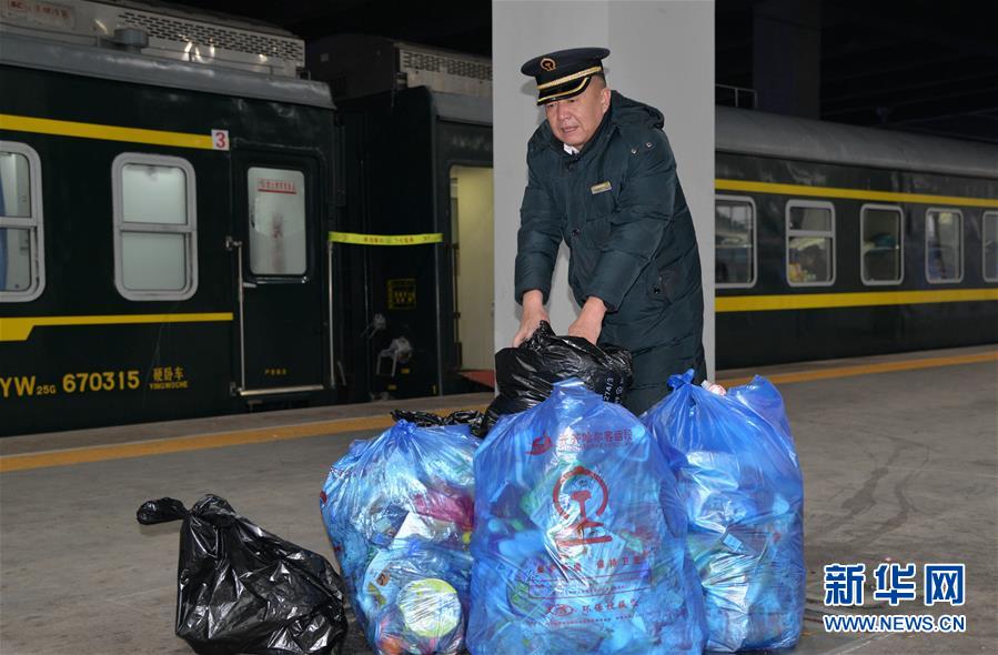 (新春走基層·圖文互動)(3)33小時的回家故事