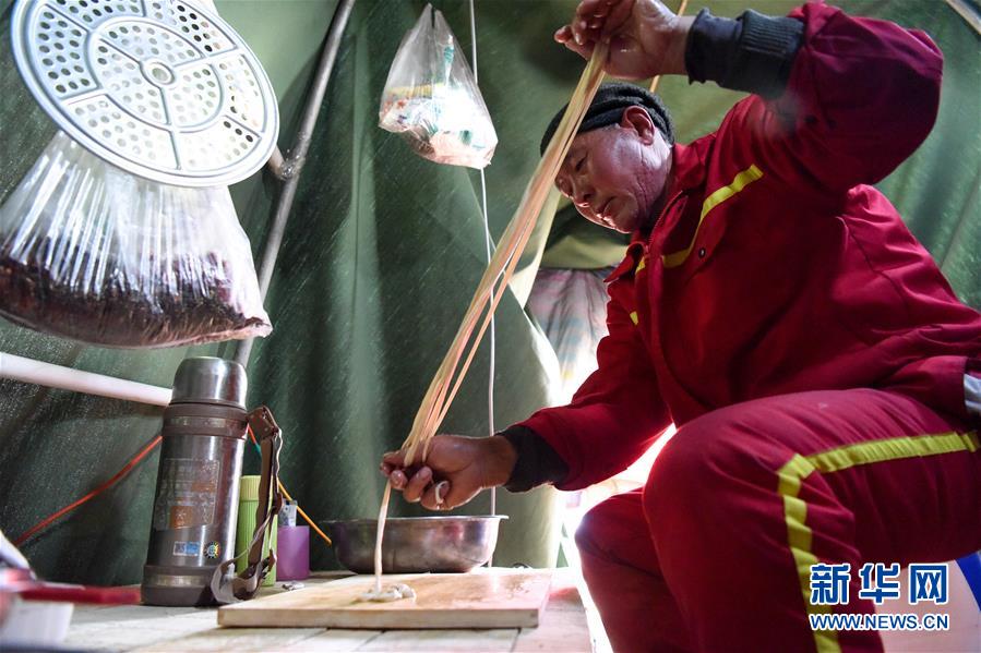 （新春走基層&middot;圖文互動(dòng)）（7）大漠中，一頂帳篷守歲五年