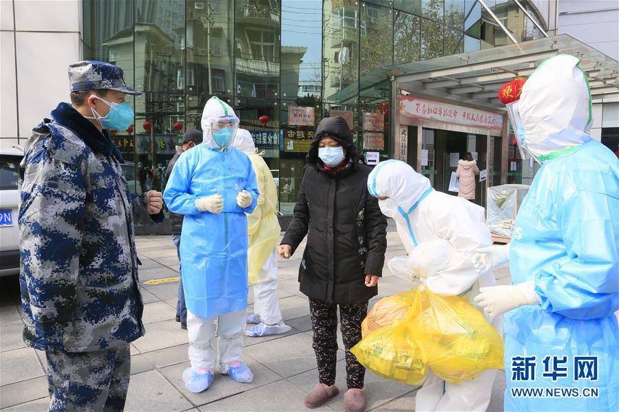 （新華全媒頭條&middot;圖文互動）（1）黨旗，高高飄揚(yáng)在防控疫情斗爭第一線&mdash;&mdash;各級黨組織和廣大黨員干部投身疫情防控阻擊戰(zhàn)紀(jì)實