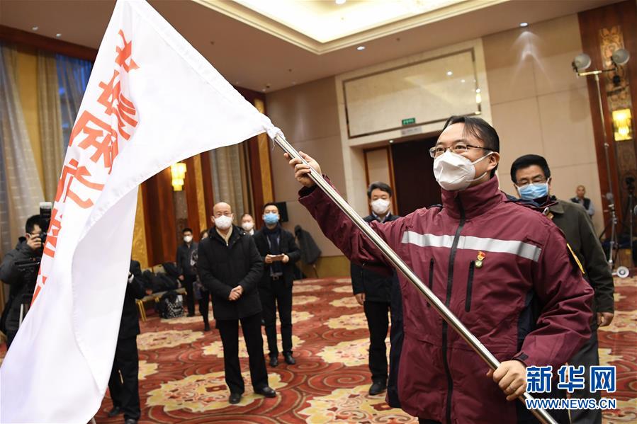 （新華全媒頭條&middot;圖文互動）（3）黨旗，高高飄揚(yáng)在防控疫情斗爭第一線&mdash;&mdash;各級黨組織和廣大黨員干部投身疫情防控阻擊戰(zhàn)紀(jì)實