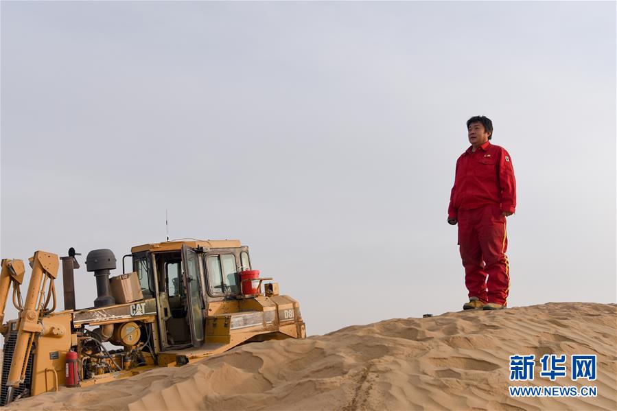 （新春走基層&middot;圖文互動）（1）特寫：與車為伴，獨行沙海