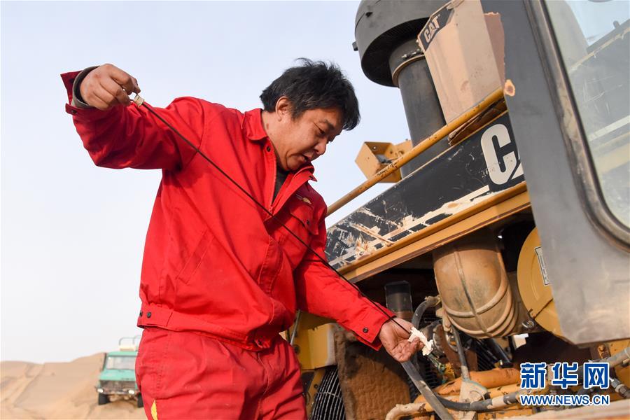 （新春走基層&middot;圖文互動）（4）特寫：與車為伴，獨行沙海