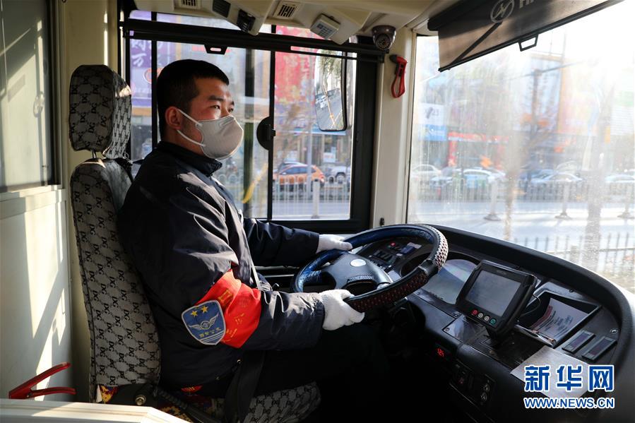 （聚焦疫情防控&middot;圖文互動(dòng)）（1）疫情下的公交司機(jī)：只要有一名乘客，我們也要堅(jiān)守！