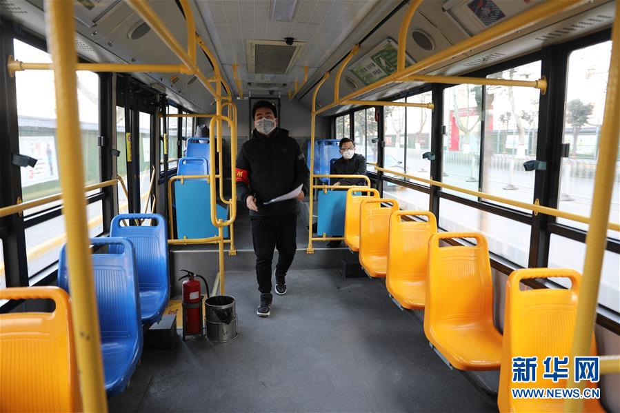 （聚焦疫情防控&middot;圖文互動(dòng)）（2）疫情下的公交司機(jī)：只要有一名乘客，我們也要堅(jiān)守！