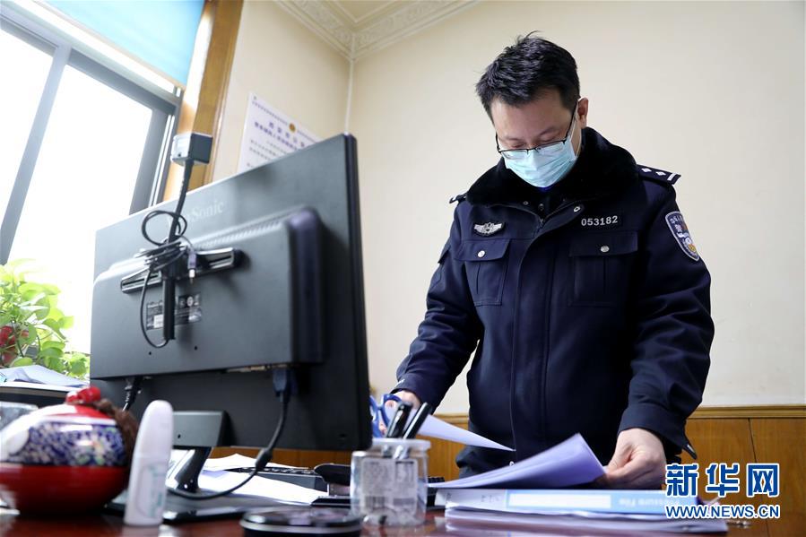 (聚焦疫情防控·圖文互動)(2)“戰(zhàn)疫”時期“雙一線”夫妻的愛情:一手平安 一手健康