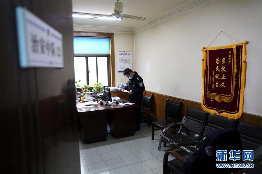 (聚焦疫情防控·圖文互動)(3)“戰(zhàn)疫”時期“雙一線”夫妻的愛情:一手平安 一手健康