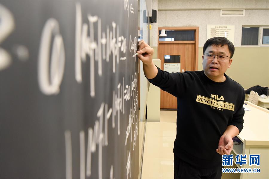 (聚焦疫情防控·圖文互動(dòng))(1)特寫:一個(gè)人的錄播