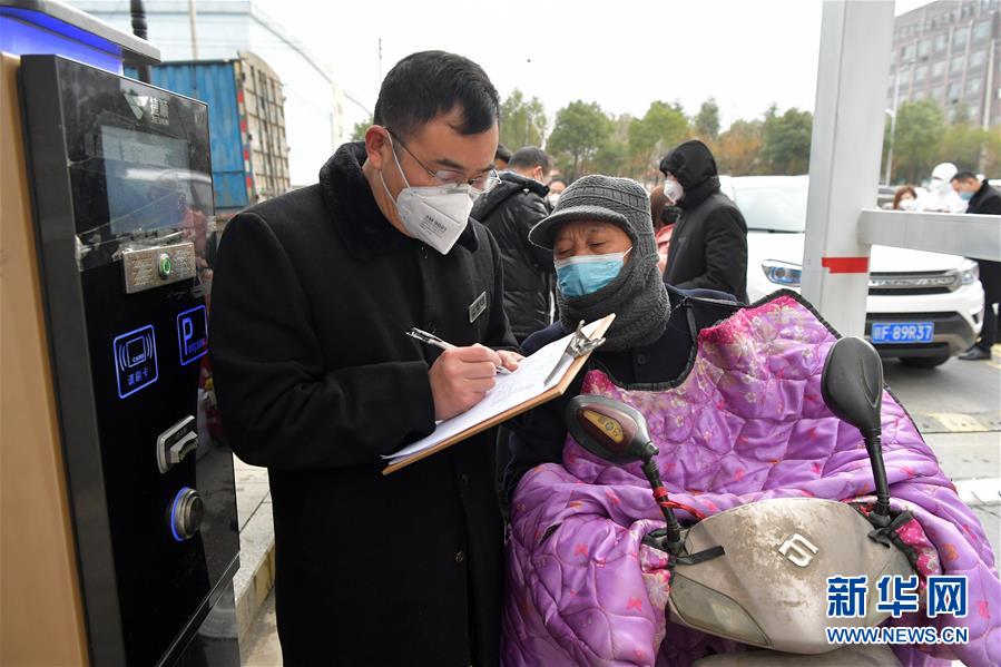 (聚焦疫情防控·圖文互動)(1)他們用堅守筑起一道道防線——記江西戰(zhàn)“疫”一線的基層黨員干部