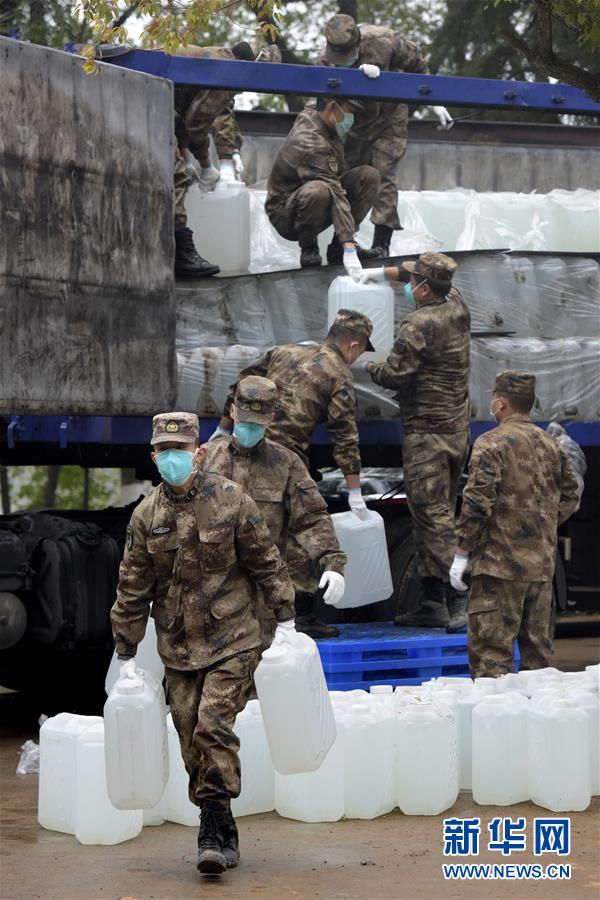 (聚焦疫情防控·圖文互動)(2)邯鄲市愛國擁軍聯(lián)合會為武漢火神山醫(yī)院捐贈百噸醫(yī)用消毒原液