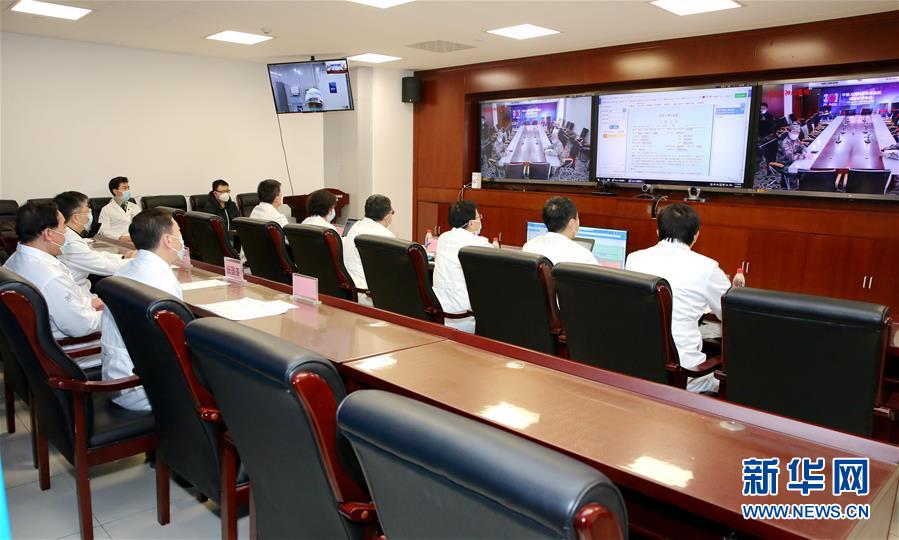 (聚焦疫情防控·圖文互動(dòng))(2)解放軍總醫(yī)院為火神山醫(yī)院患者開展首次5G遠(yuǎn)程會(huì)診