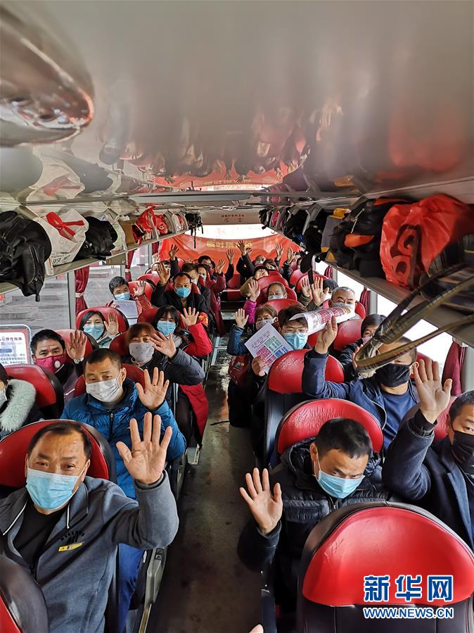 （做好六穩(wěn)工作 應(yīng)對復(fù)雜局面&middot;圖文互動）（1）四川：&ldquo;點(diǎn)對點(diǎn)、一站式&rdquo;送農(nóng)民工安全返崗