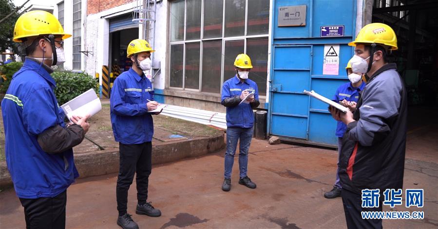 （來自經(jīng)濟前沿的故事&middot;企業(yè)復工復產(chǎn)&middot;圖文互動）（3）戴口罩、測體溫進公司&mdash;&mdash;廣西柳工復工見聞
