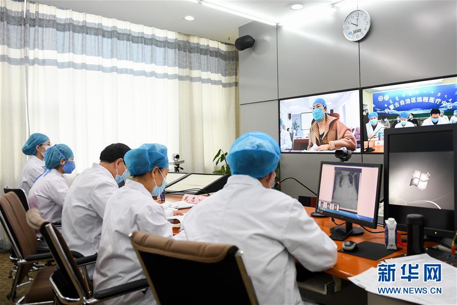 （聚焦疫情防控&middot;圖文互動(dòng)）（2）特寫(xiě)：遠(yuǎn)程醫(yī)療中心里的生命接力