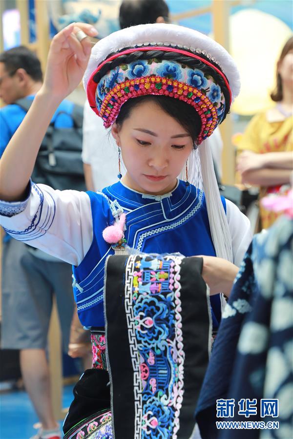 （脫貧攻堅(jiān)風(fēng)采錄&middot;帶頭人&middot;圖文互動(dòng)）（3）背著娃繡著花 養(yǎng)活自己養(yǎng)活家&mdash;&mdash;夏華和13000名大山繡娘的&ldquo;中國夢&rdquo;