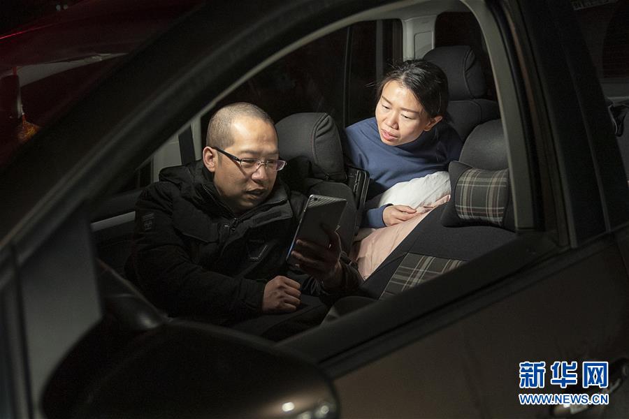 （一線抗疫群英譜&middot;圖文互動）（7）特寫：為節(jié)省10分鐘，這對醫(yī)護夫妻&ldquo;以車為家&rdquo;