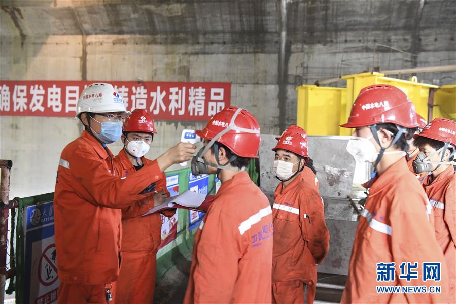 (抓好經(jīng)濟(jì)發(fā)展 應(yīng)對(duì)復(fù)雜局面·圖文互動(dòng))(1)把疫情造成的損失降到最小——廣西生產(chǎn)一線見聞