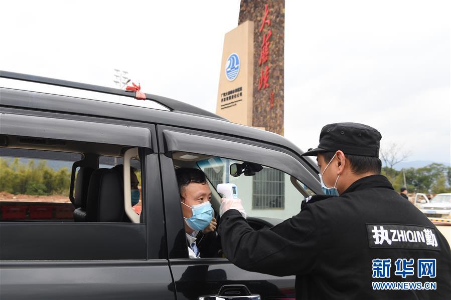 (抓好經(jīng)濟(jì)發(fā)展 應(yīng)對(duì)復(fù)雜局面·圖文互動(dòng))(3)把疫情造成的損失降到最小——廣西生產(chǎn)一線見聞