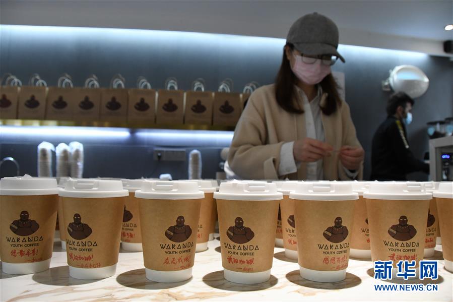 （新華全媒頭條&middot;圖文互動）（3）守望相助，堅(jiān)忍不拔&mdash;&mdash;致敬武漢戰(zhàn)&ldquo;疫&rdquo;中千千萬萬個(gè)平凡英雄