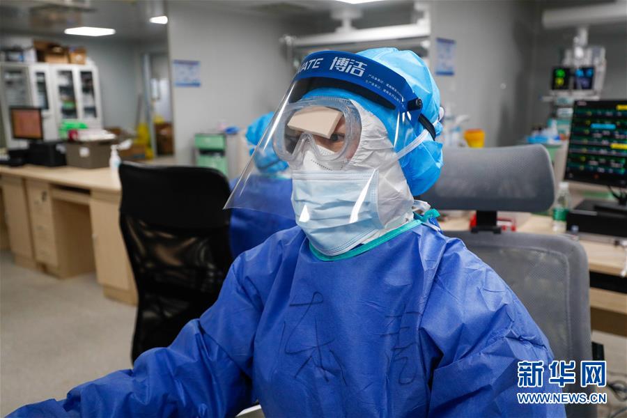 (一線抗疫群英譜·圖文互動(dòng))(2)嫻靜少言 不慕榮利——記火神山醫(yī)院重癥醫(yī)學(xué)一科護(hù)士長陳靜