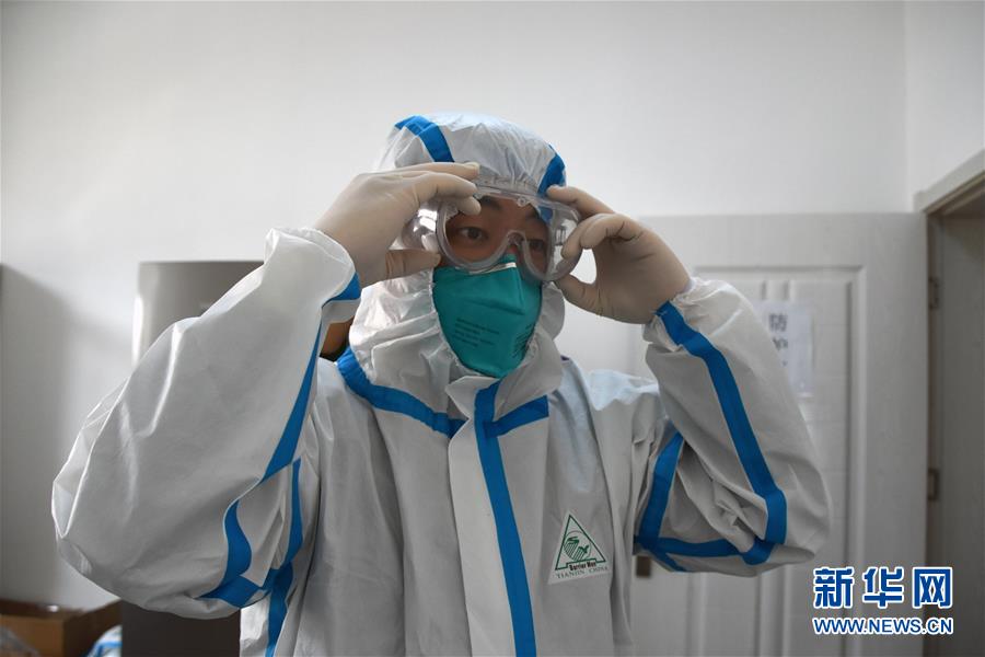 (一線抗疫群英譜·圖文互動(dòng))(3)紅區(qū)“擺渡人”