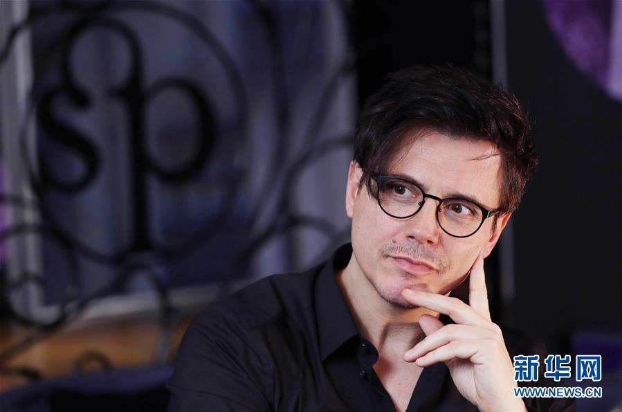 （國際&middot;圖文互動(dòng)）（3）通訊：手牽手，我們共同驅(qū)散陰霾&mdash;&mdash;法國音樂人創(chuàng)作抗疫歌曲背后的故事