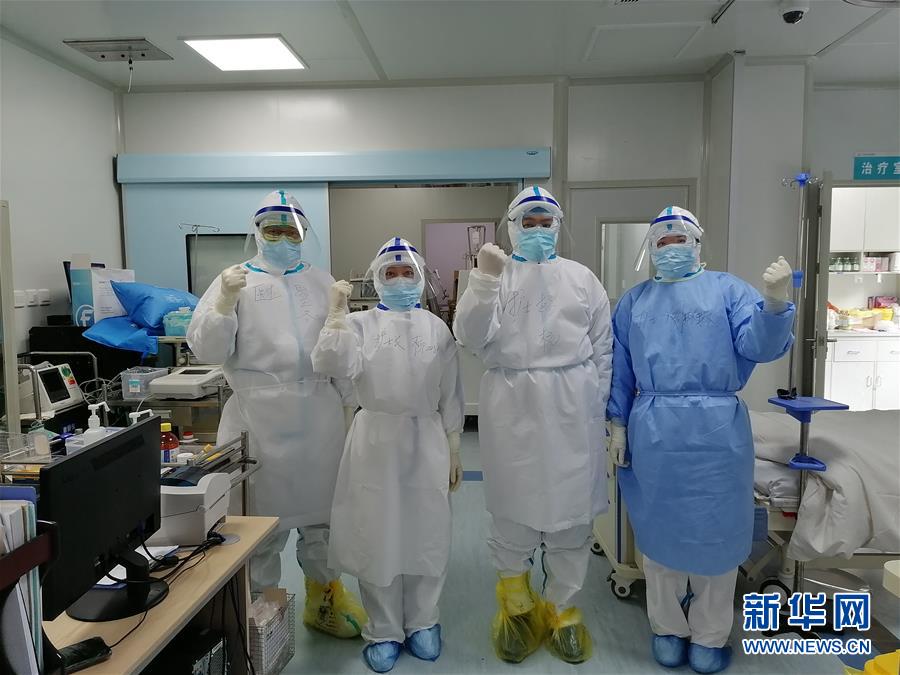 (聚焦疫情防控·圖文互動)(1)特寫:“90后”醫(yī)護情侶的抗疫堅守