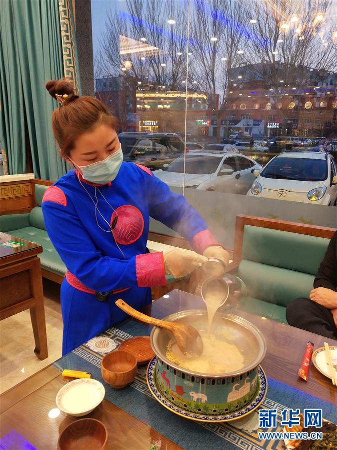 （圖文互動(dòng)）（2）特寫(xiě)：限人數(shù)、分餐吃、用公筷&mdash;&mdash;偏遠(yuǎn)小城&ldquo;吃飯&rdquo;見(jiàn)聞