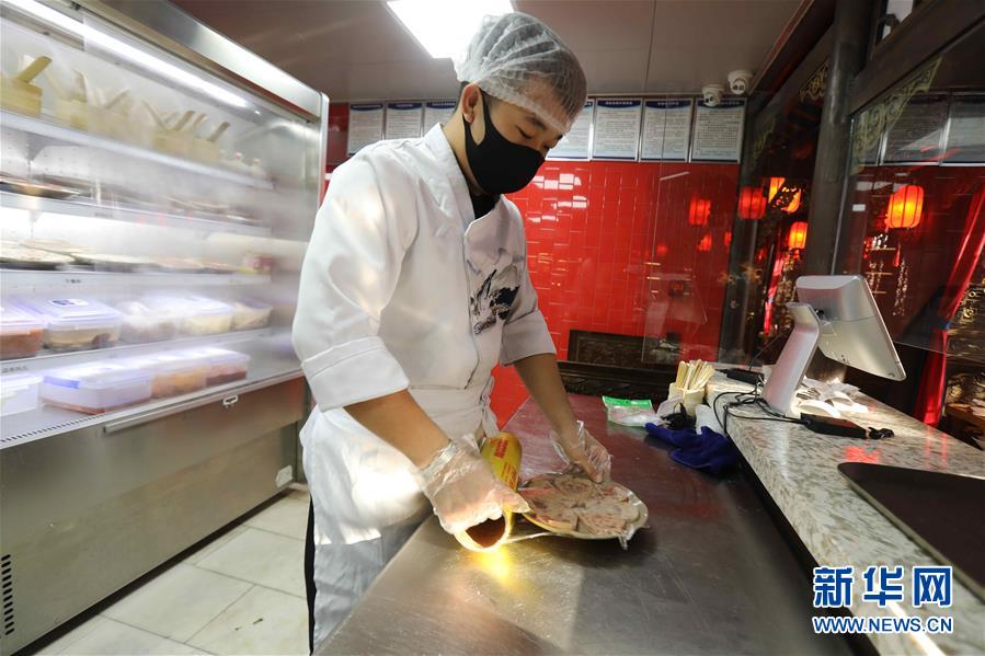 （圖文互動(dòng)）（4）特寫(xiě)：限人數(shù)、分餐吃、用公筷&mdash;&mdash;偏遠(yuǎn)小城&ldquo;吃飯&rdquo;見(jiàn)聞