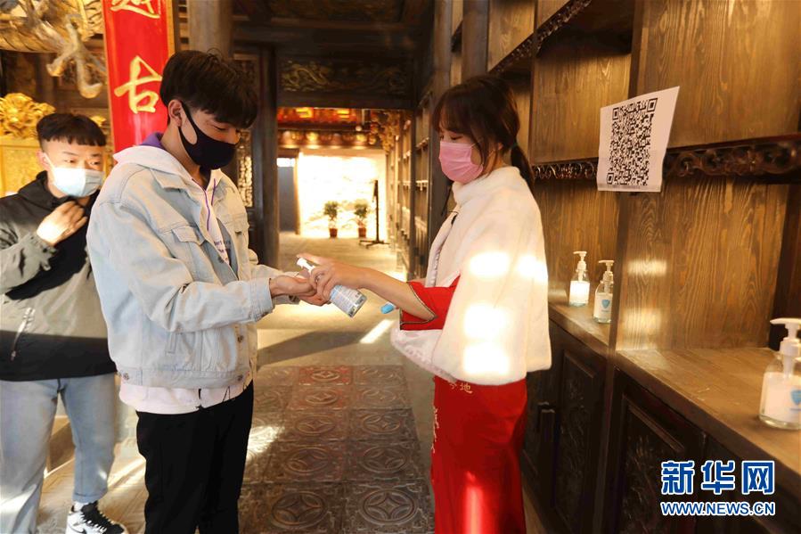 （圖文互動(dòng)）（5）特寫(xiě)：限人數(shù)、分餐吃、用公筷&mdash;&mdash;偏遠(yuǎn)小城&ldquo;吃飯&rdquo;見(jiàn)聞