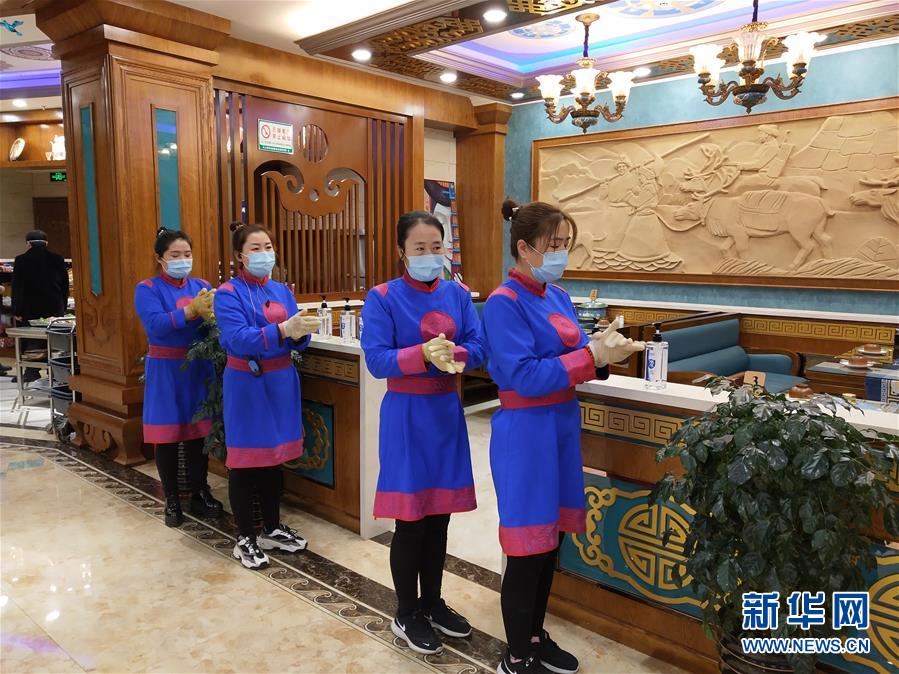 （圖文互動(dòng)）（6）特寫(xiě)：限人數(shù)、分餐吃、用公筷&mdash;&mdash;偏遠(yuǎn)小城&ldquo;吃飯&rdquo;見(jiàn)聞