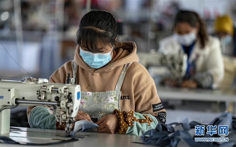 （在習近平新時代中國特色社會主義思想指引下&mdash;&mdash;新時代新作為新篇章&middot;習近平總書記關切事&middot;圖文互動）（1）戰(zhàn)&ldquo;疫&rdquo;要勁時，戰(zhàn)&ldquo;貧&rdquo;再加把勁！&mdash;&mdash;中央各部門助力脫貧攻堅很給力