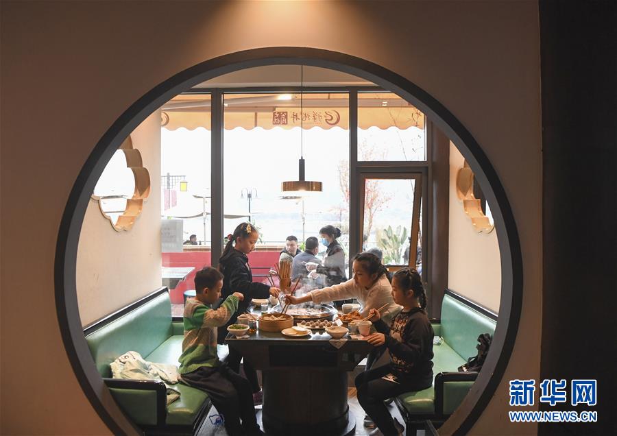 (聚焦復(fù)工復(fù)產(chǎn)·圖文互動(dòng))(2)重慶兩江又飄火鍋香