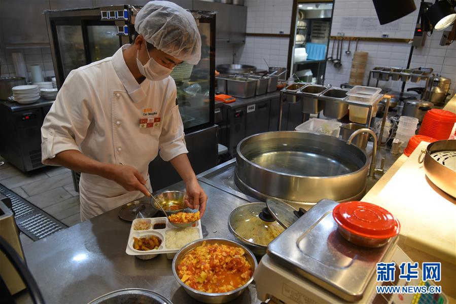 （聚焦復(fù)工復(fù)產(chǎn)&middot;圖文互動(dòng)）（5）觸網(wǎng)接單、開(kāi)發(fā)簡(jiǎn)餐、直播賣(mài)貨&mdash;&mdash;餐企換招自救