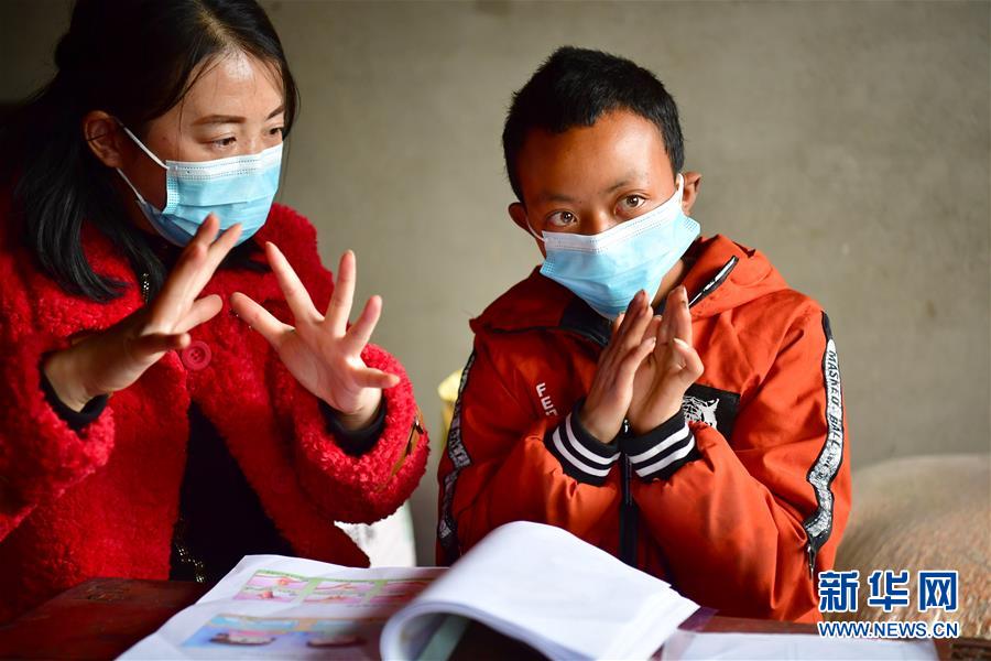 (決戰(zhàn)決勝脫貧攻堅(jiān)·圖文互動(dòng))(1)特寫:疫情下的一堂特殊送教上門課