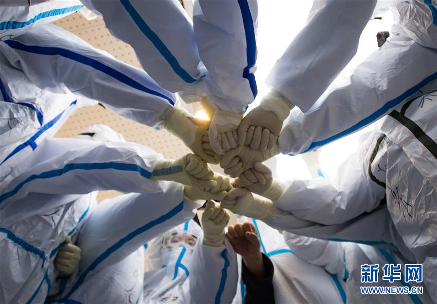 (新華全媒頭條·在習(xí)近平新時代中國特色社會主義思想指引下——新時代新作為新篇章·圖文互動)(2)同心戰(zhàn)“疫”彰顯人民至上——各地各部門貫徹落實習(xí)近平總書記重要指示精神統(tǒng)籌推進疫情防控和經(jīng)濟社會發(fā)展