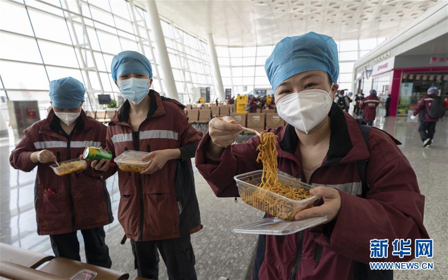 （新華全媒頭條&middot;圖文互動）（13）最美逆行者，武漢永遠(yuǎn)記得你！&mdash;&mdash;首批援鄂醫(yī)療隊(duì)返程紀(jì)實(shí)