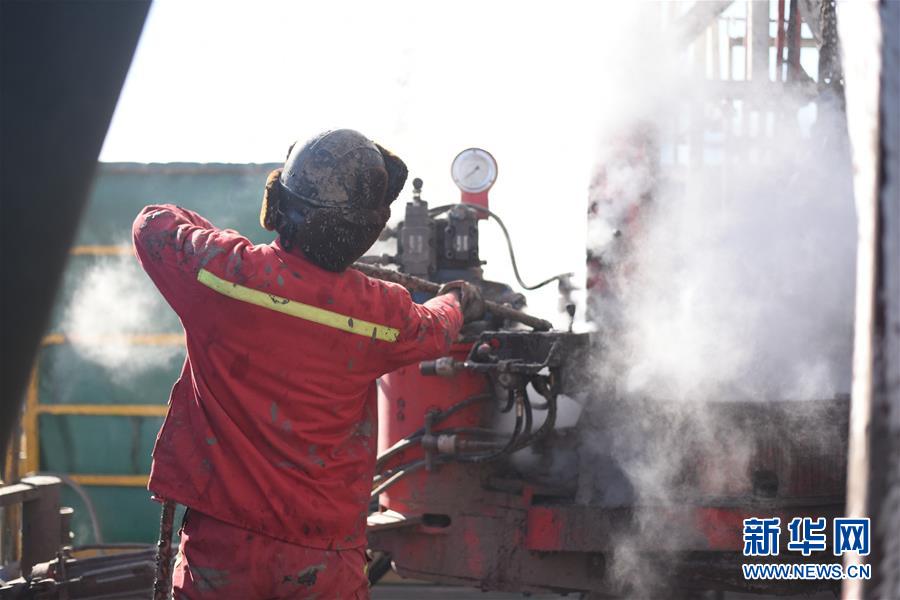 (圖文互動(dòng))(3)在戰(zhàn)“疫”中“加油打氣”——大慶油田復(fù)工復(fù)產(chǎn)見聞