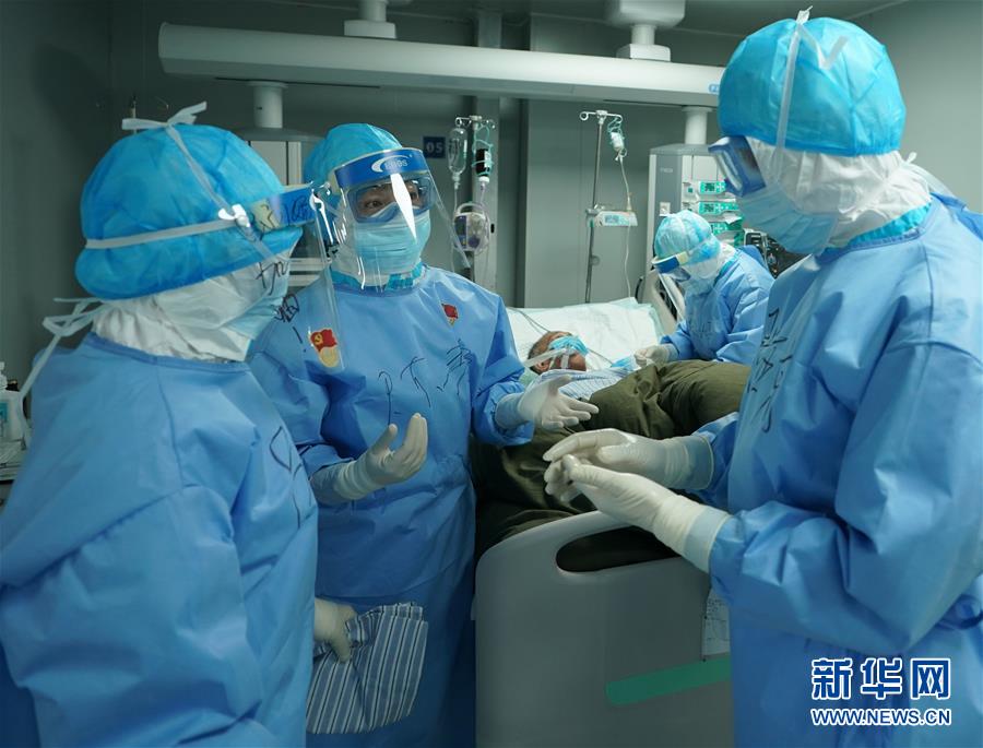 (新華全媒頭條·圖文互動)(7)和時間拼速度 與死神搶生命——火神山醫(yī)院重癥醫(yī)學一科里的“生死戰(zhàn)”