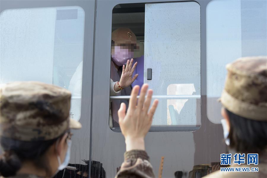 (新華全媒頭條·圖文互動)(10)和時間拼速度 與死神搶生命——火神山醫(yī)院重癥醫(yī)學一科里的“生死戰(zhàn)”