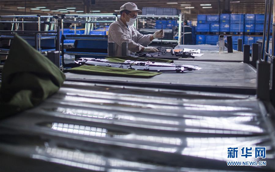 (新華全媒頭條·圖文互動)(18)在艱難中重啟 在陣痛中復(fù)蘇——湖北推動安全有序復(fù)工復(fù)產(chǎn)掃描