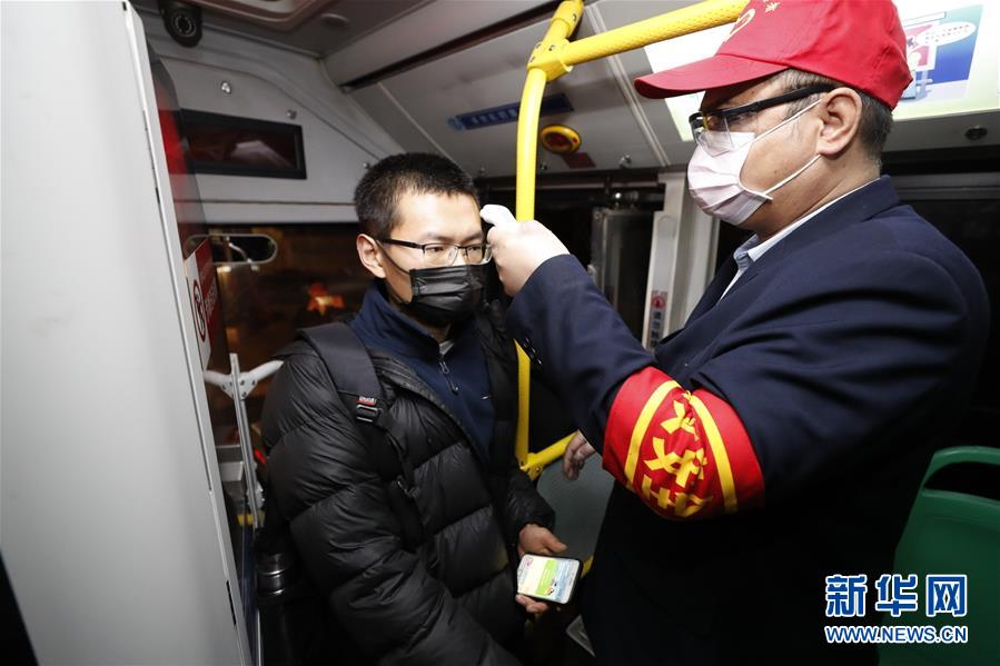 (聚焦疫情防控)(4)武漢市部分公交車(chē)恢復(fù)開(kāi)行