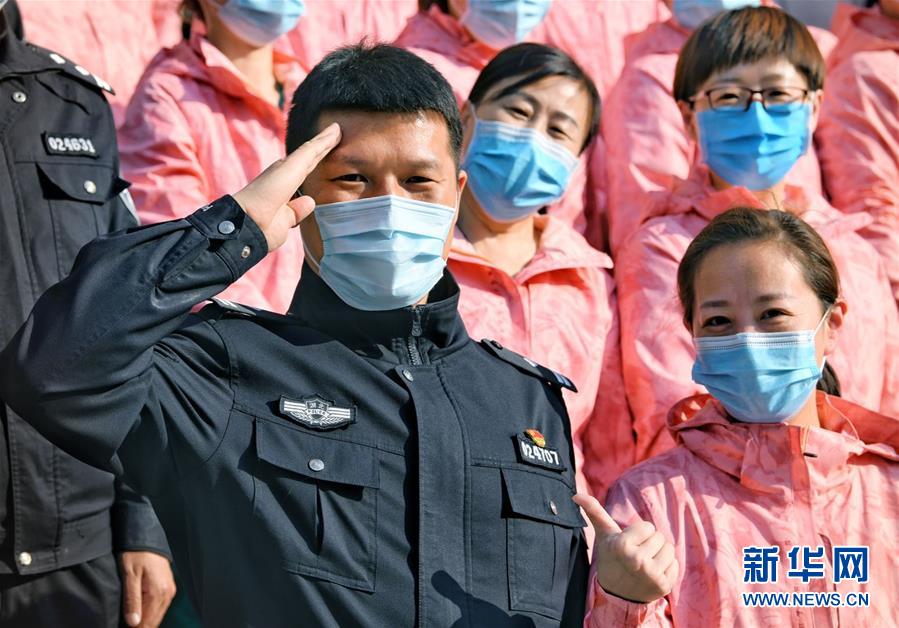 （習近平致敬的戰(zhàn)&ldquo;疫&rdquo;英雄&middot;公安干警篇&middot;圖文互動）（1）他們，抗疫一線鑄警魂