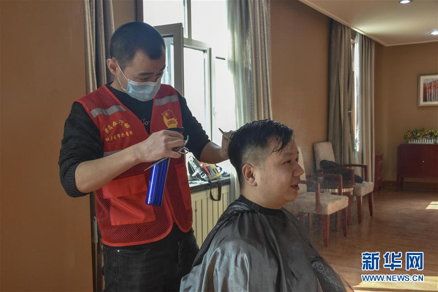 (一線抗疫群英譜·圖文互動)(1)“小小發(fā)屋”溢真情——新疆“90后”義務(wù)理發(fā)師馬國仁的故事