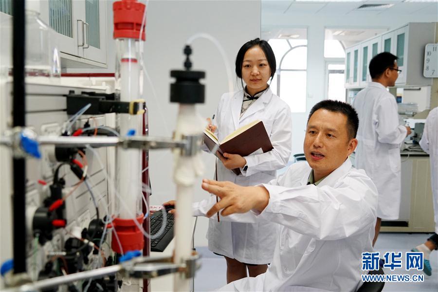 （習(xí)近平致敬的戰(zhàn)&ldquo;疫&rdquo;英雄&middot;科技工作者篇&middot;圖文互動）（2）他們，爭分奪秒與病魔較量