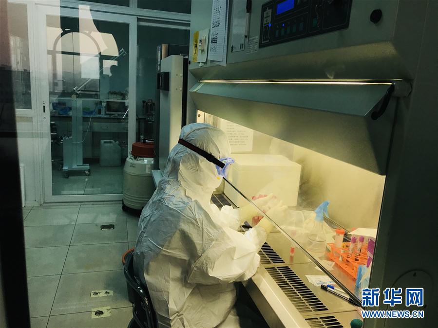 （習(xí)近平致敬的戰(zhàn)&ldquo;疫&rdquo;英雄&middot;科技工作者篇&middot;圖文互動）（3）他們，爭分奪秒與病魔較量