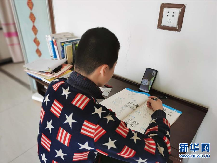 (決戰(zhàn)決勝脫貧攻堅·圖文互動)(1)貧困村的學(xué)生有了免費“網(wǎng)約課”